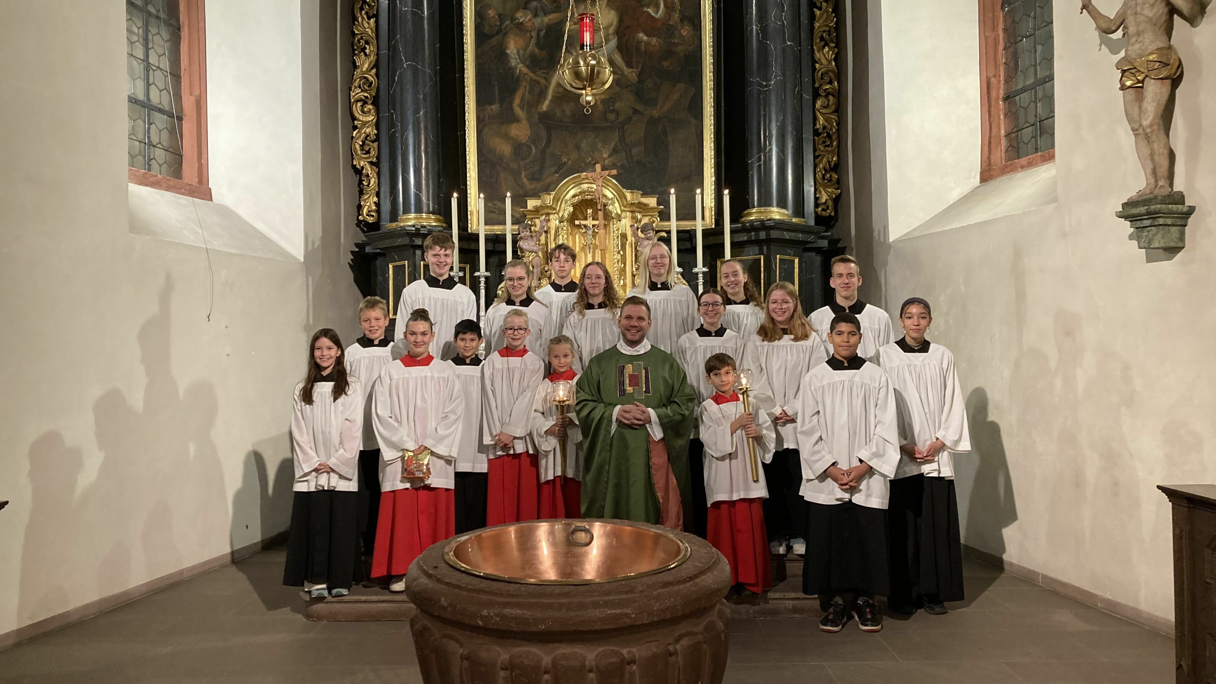 Die neuen Ministranten mit Pfr Nowak in der Vituskirche