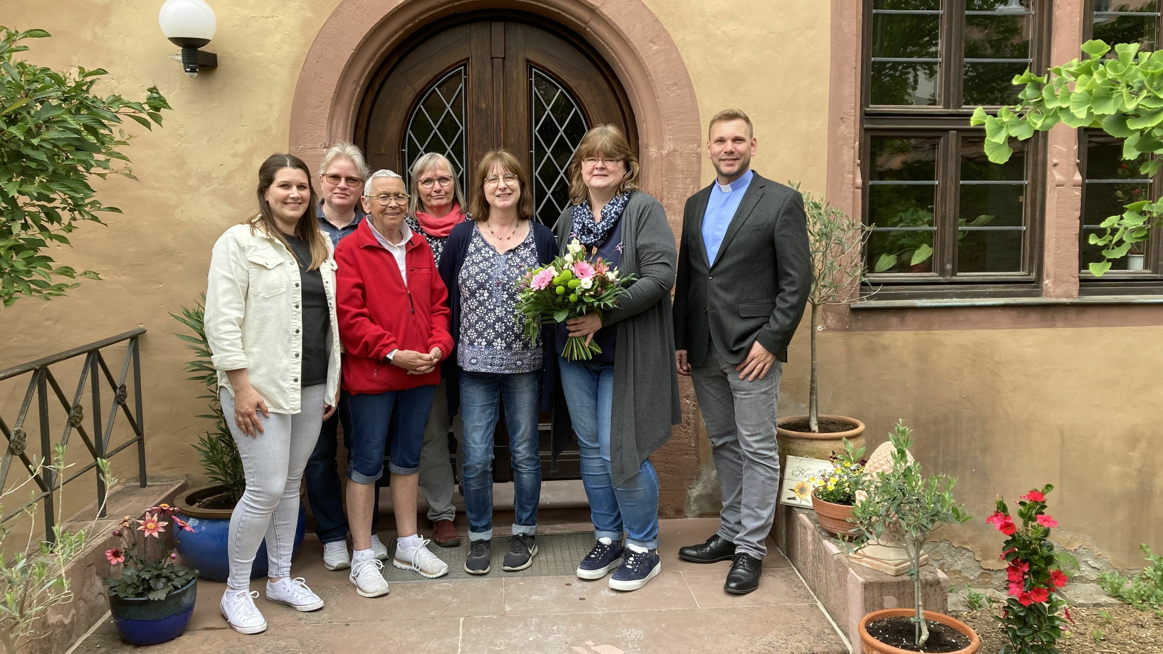 Das neue Pfarreiteam vor dem Eingang des Pfarrhauses