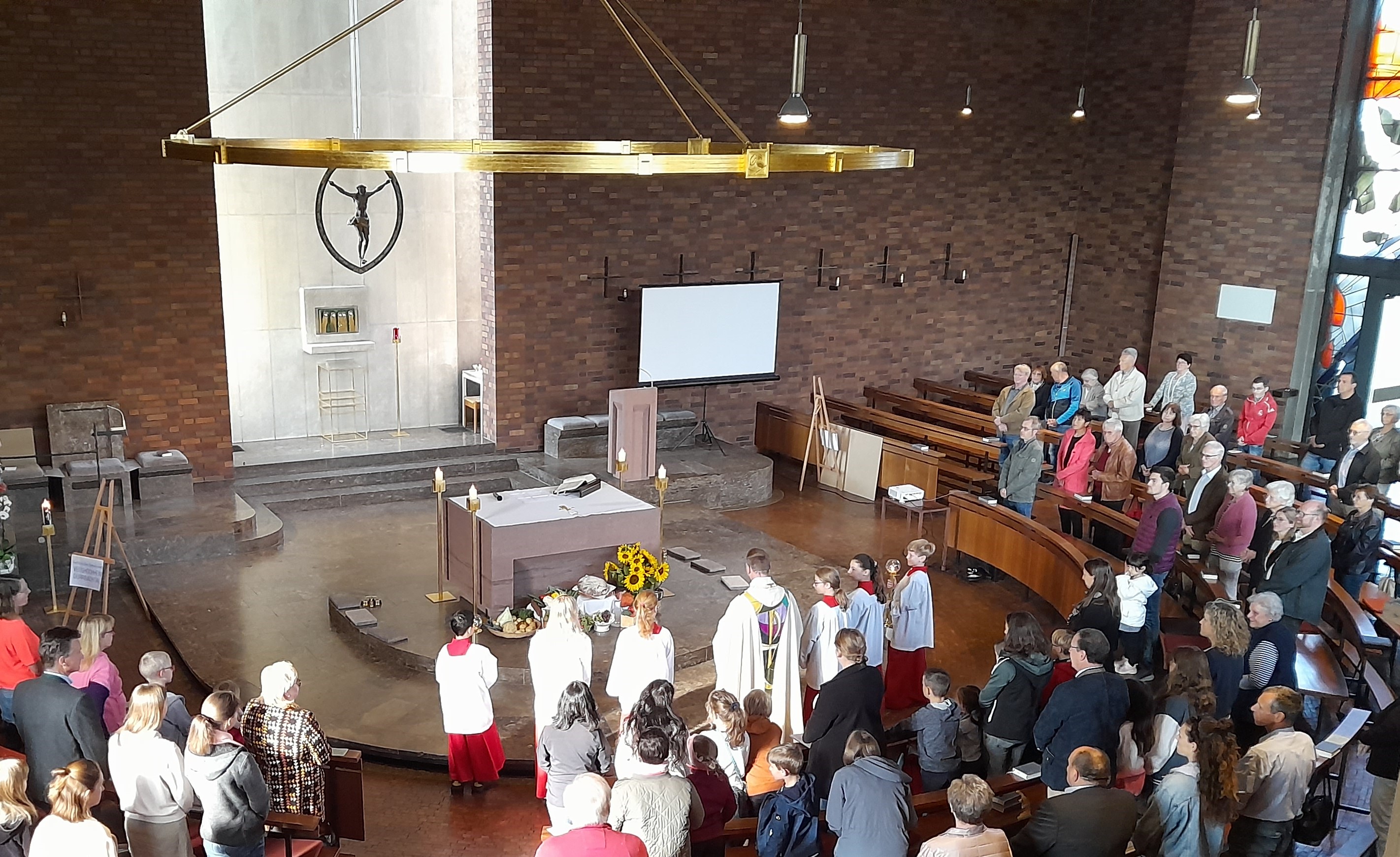 Beginn der Messfeier am Altar