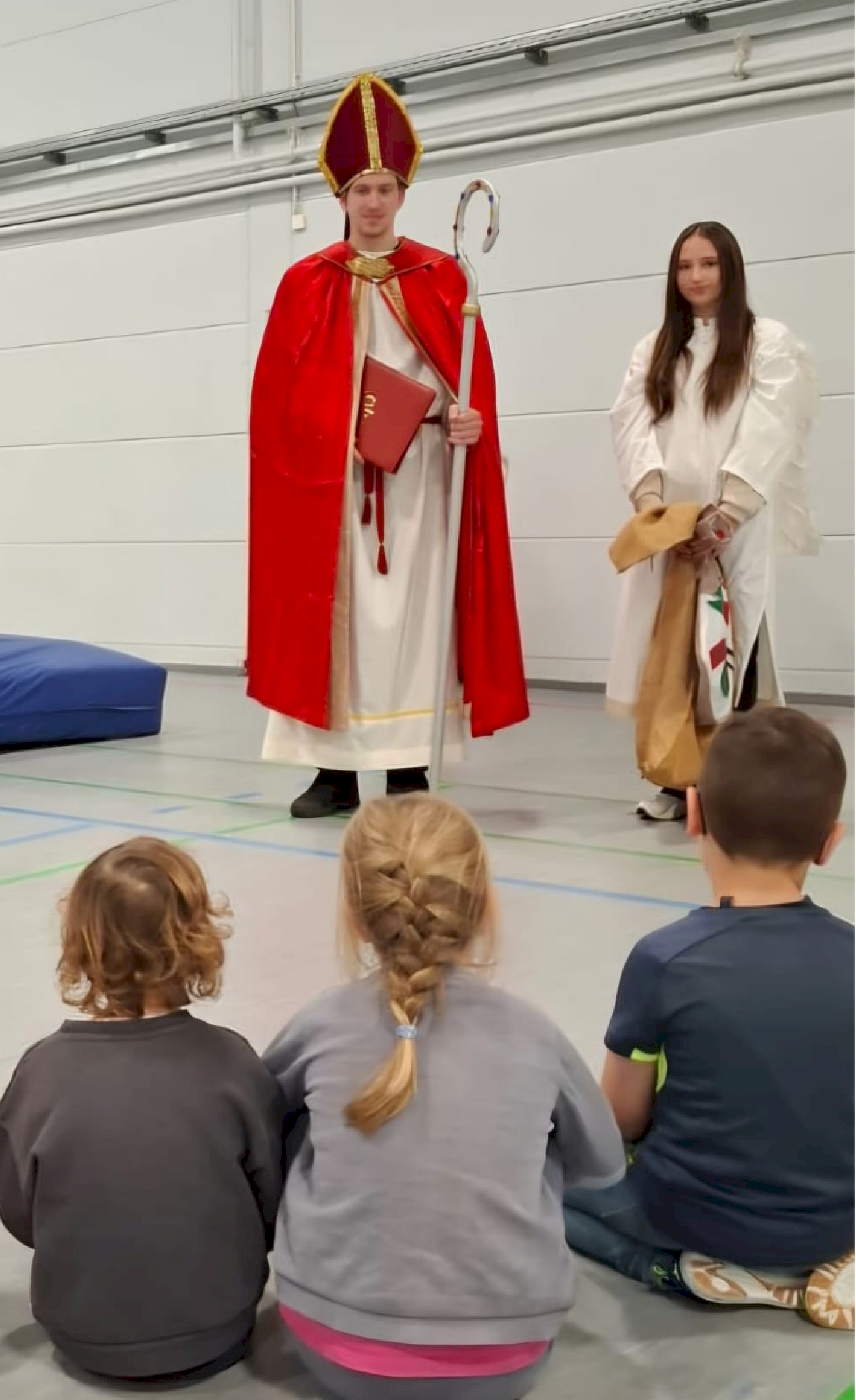 Ministranten bei der Nikolaus-Turnstunde in Gewändern