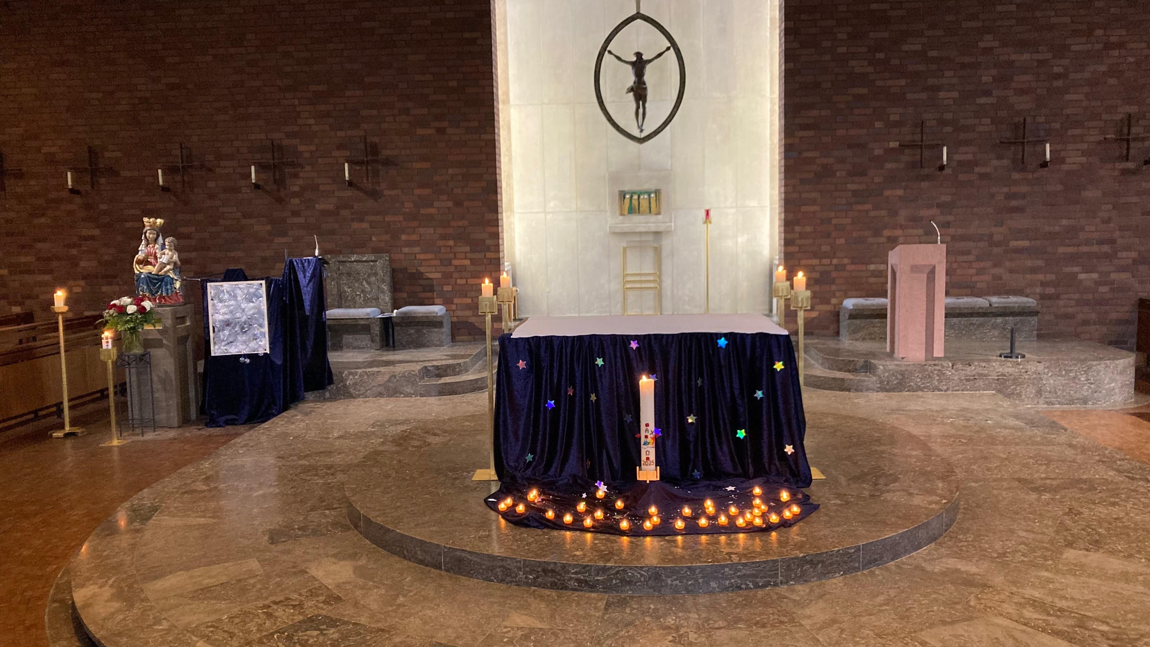 Gestalteter Altar in der Kuratiekirche mit Sternentuch und Kerzen