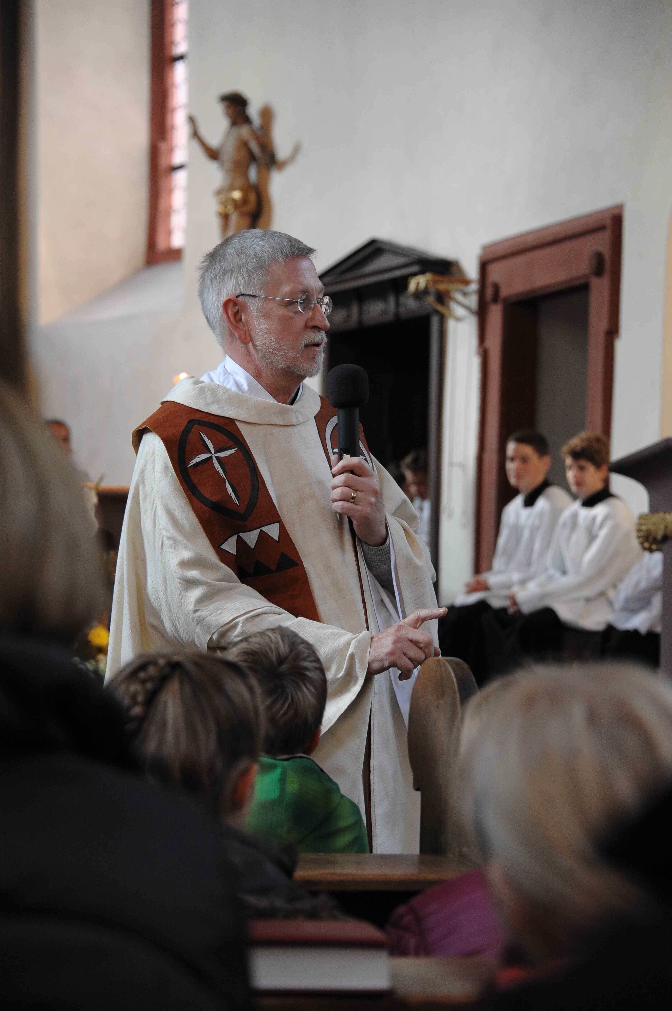 Pfarrer Borawski 2016 in der St Vitus Kirche