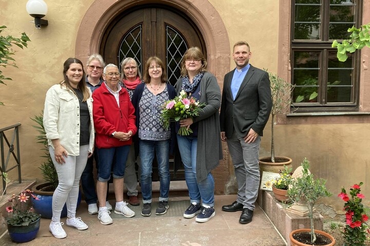 Foto: Latzko Pfarreiteam vor dem Eingang des Pfarrhauses