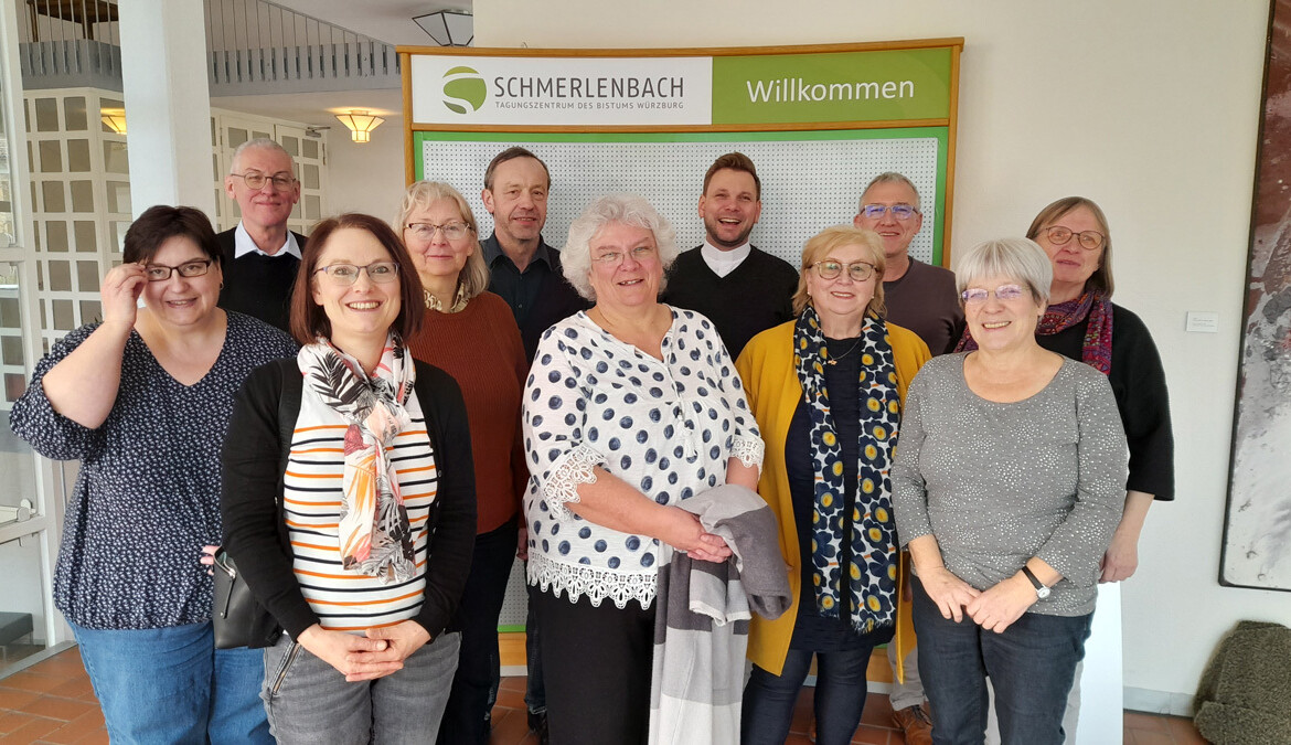 Das Gemeindeteam steht im Foyer des Tagungszentrums Schmerlenbach