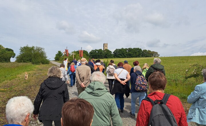 Wallfahrer auf dem Weg zum Schenkenturm