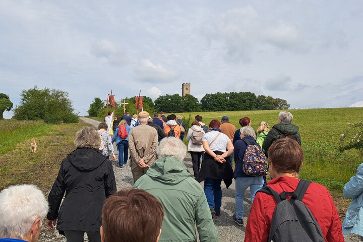 Wallfahrer auf dem Weg zum Schenkenturm