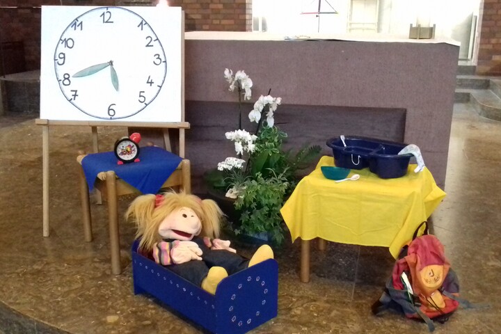 Wenn die Schule anfängt... (Foto: Grunwald) Stillleben vor dem Altar