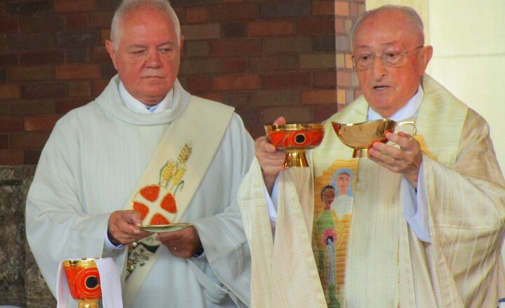 Pfarrer Kraft mit Diakon am Altar