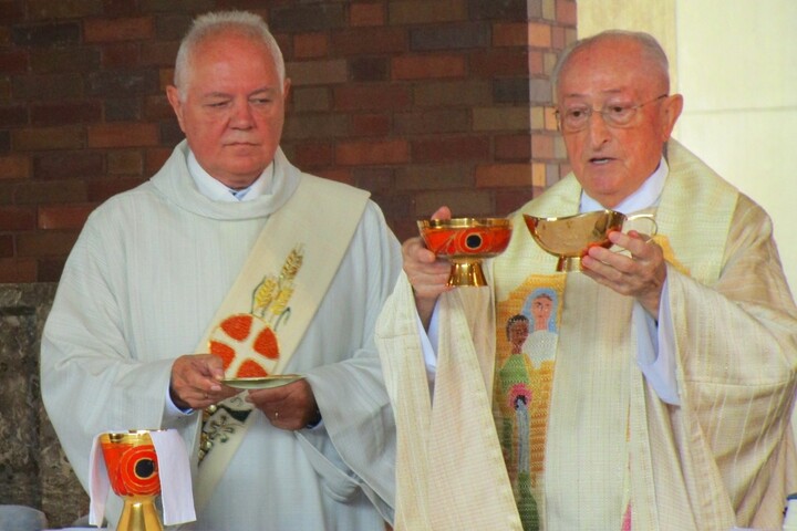 Jubilar Pfr. i. R. Josef Kraft (rechts) und Festprediger Diakon Günter Schöneich am Altar Pfarrer Kraft mit Diakon am Altar