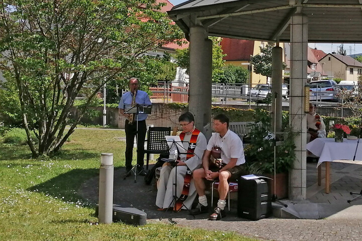 Musikalischer Begleiter u. a.: Bgm. Jürgen Götz Im Pavillon vor St. hedwig