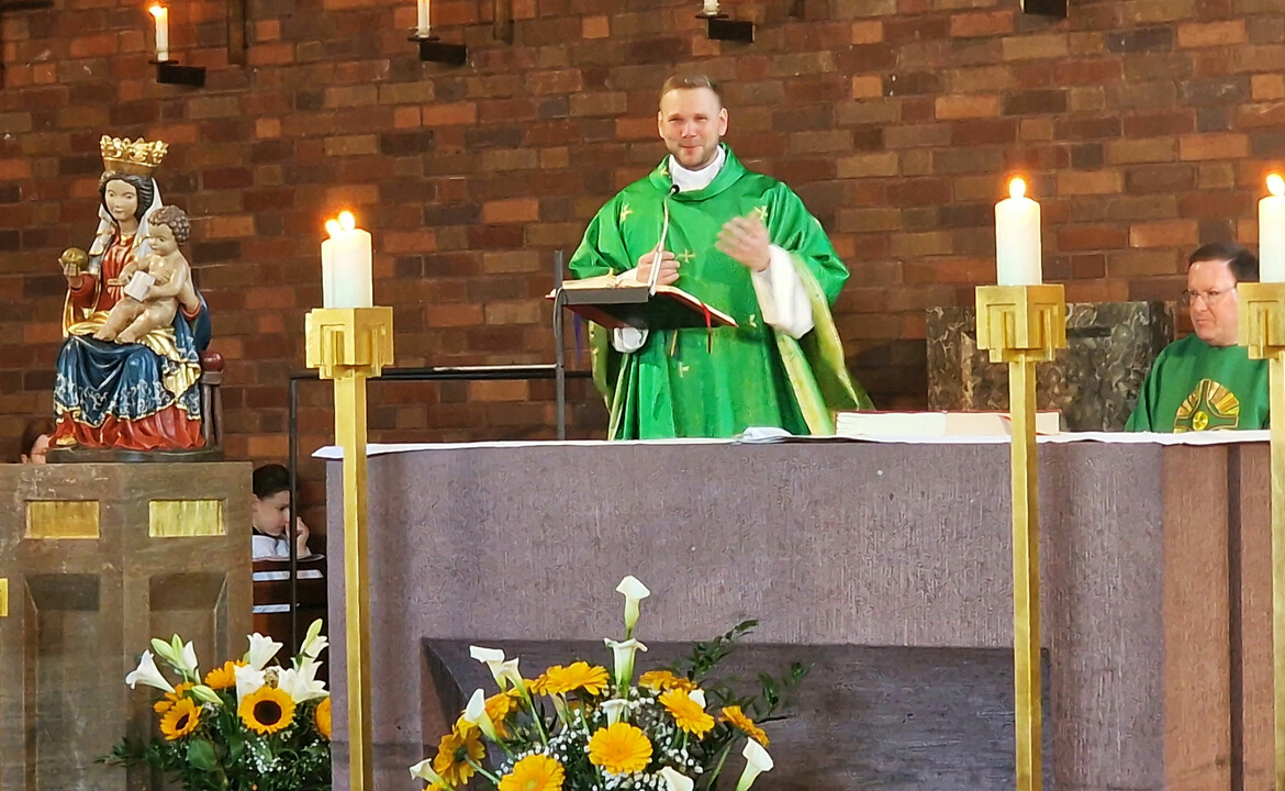 Pfarrer Christian Nowak am Altar 