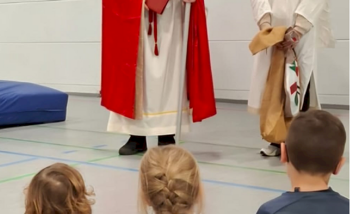 Ministranten als Nikolaus und Engel