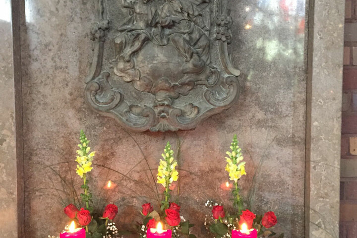 Darstellung der Heiligsten Dreifaltigkeit in der Kuratie-Kirche Veitshöchheim Bildstock in der Kuratiekirche