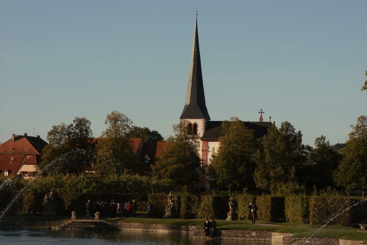 Wechselt künftig die Gottesdienste mit der Kuratie: Pfarrkirche St. Vitus (Foto: Winter) Kirche St. Vitus vom Rokokogarten gesehen