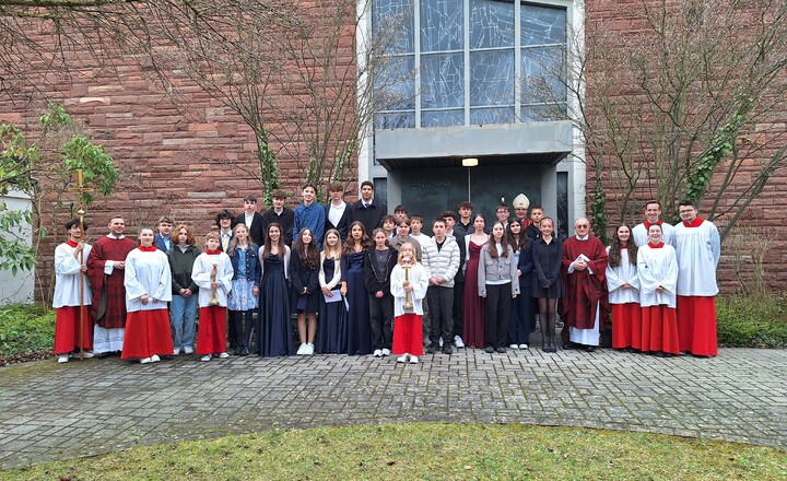 Die Jugendlichen mit den Pfarrern vor der Kirche