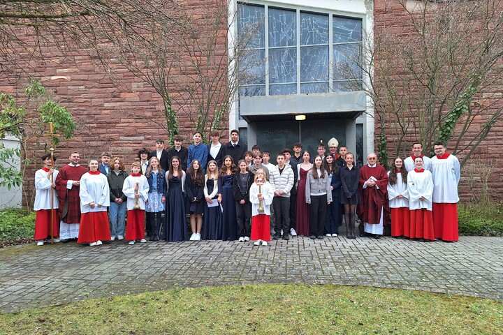 Die Jugendlichen mit den Pfarrern vor der Kirche
