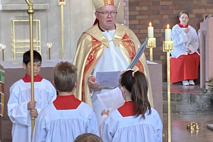 Der heilige Kilian (dargestellt) vor dem Altar der Kiche
