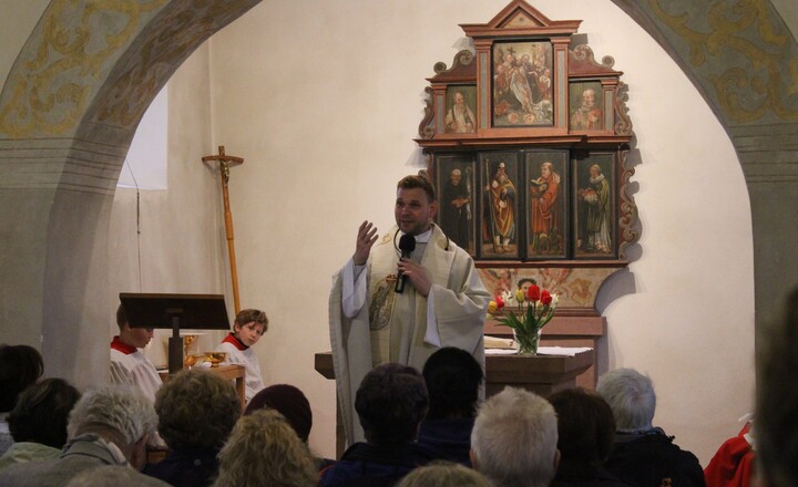 Pfarrer Nowak bei der Predikt steht in der Markuskappelle vor dem Altar