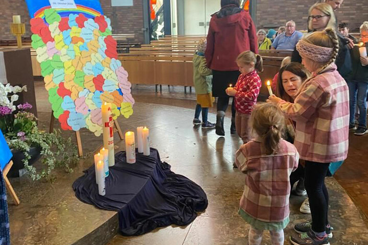 Kinder vor dem Altar in der Kuratiekirche