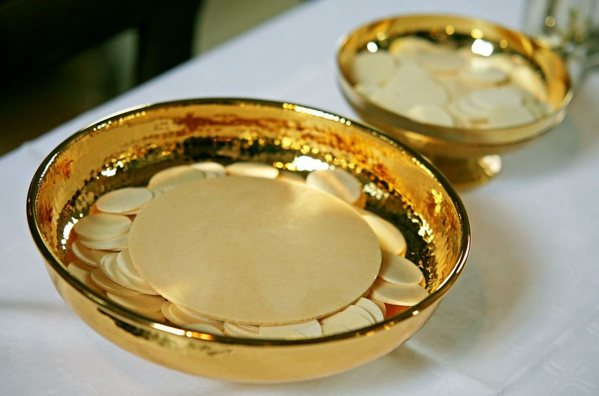 Schale mit Hostien auf dem Altar